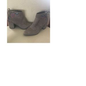 UNISA Beige Booties with embroidered pattern
